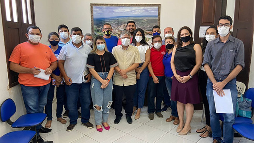 Imagem 1 -  O acordo foi selado no Gabinete do Prefeito e conta com as assinaturas do prefeito Dr. Artur Vale; da secretária municipal de Educação, Isabela Rodrigues; da presidente da Câmara de Vereadores, Luara Fagundes; e do presidente do Sindixsepm, Everaldo Alves de Morais.