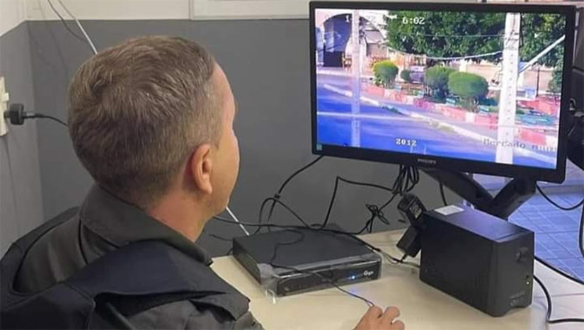 Imagem 1 -  O monitoramento será feito pela 3ª Companhia de Polícia Militar. A central vai funcionar 24h e está sendo ampliada para garantir uma resposta rápida e a presença instantânea de policiais nos locais de ocorrências.  “A cada câmera instalada diminui a necessidade de homens na rua e melhora a efetividade das abordagens, além de facilitar o reconhecimento das pessoas envolvidas em atos de vandalismo e crime”, ressalta Sargento Wescley, comandante do Policiamento Ostensivo da 3ª Companhia de Polícia Militar.