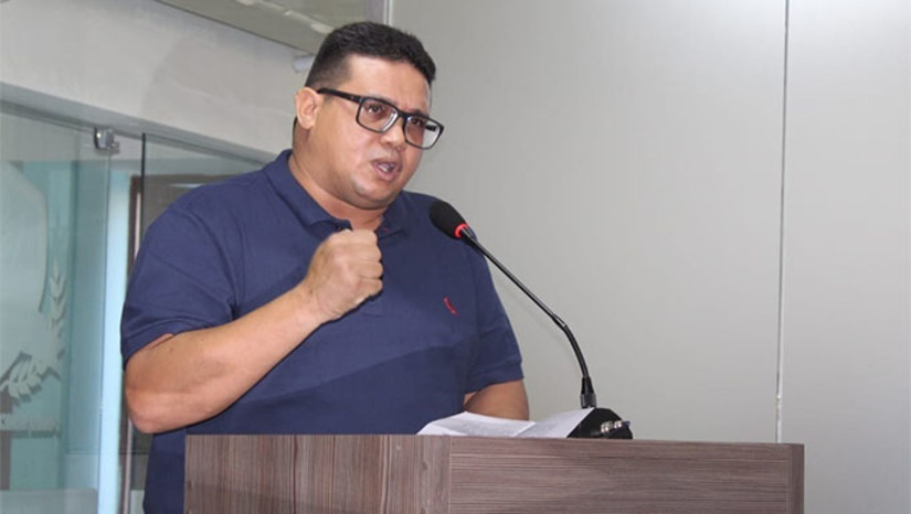 Imagem 1 -  O tenente-coronel Alessandro de Oliveira Gomes ingressou no MDB semana passada para concorrer a uma das 24 cadeiras da Assembleia Legislativa do Rio Grande do Norte.   É crítico da falta de união política pelos reais interesses do povo e defende mais homens nas Polícias, presos trabalhando e escola em tempo integral, com estrutura adequada, para as crianças não ficarem expostas ao mundo do crime.