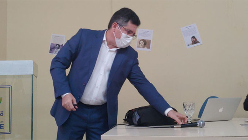 Imagem 1 - Na coletiva, estava o secretário de Administração, de Educação, o Procurador Geral e o Consultor Geral. Mostraram o quadro caótico que encontraram o município, os esforços para colocar a Educação para funcionar e, mais uma vez, mostraram em detalhes, que os professores não tiveram qualquer prejuízo na adequação do texto do PCCS. Ficou mais claro, de fácil entendimento. Acesse e veja o SALÁRIO DO PROFESSOR Imagem 1 - Na coletiva, estava o secretário de Administração, de Educação, o Procurador Geral e o Consultor Geral. Mostraram o quadro caótico que encontraram o município, os esforços para colocar a Educação para funcionar e, mais uma vez, mostraram em detalhes, que os professores não tiveram qualquer prejuízo na adequação do texto do PCCS. Ficou mais claro, de fácil entendimento. Acesse e veja o SALÁRIO DO PROFESSOR