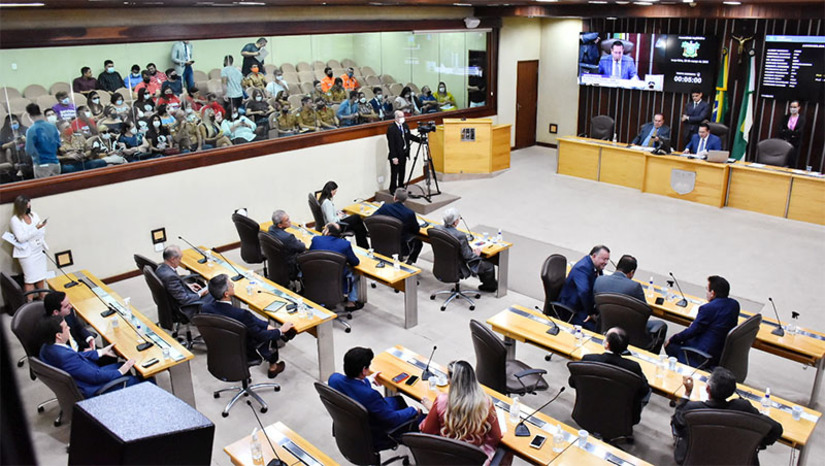 Imagem 1 -  12 deputados trocam de legenda e ALRN passa a ter nova composição partidária. Com a janela para troca de partidos encerrada no último final de semana, metade dos 24 parlamentares potiguares trocou de legenda, permitindo a composição da maior bancada da história para um partido, no caso o PSDB, que passa a contar com 12 representantes na Casa, após receber a adesão de 7 novos integrantes.