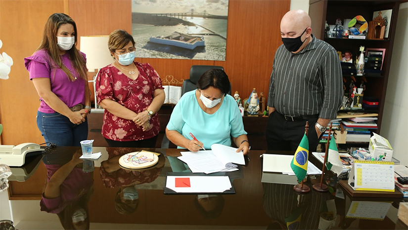 Imagem 1 -  Governadora Fátima assina acordo de cooperação para asfaltar Estrada do Melão. A Estrada do Melão tem 31 quilômetros e está subdividida em três trechos. O primeiro, com extensão de nove quilômetros, será asfaltado pela Codevasf, conforme ficou acertado em reunião realizada no dia 11 de março; o segundo, de seis quilômetros, será construído pelo Departamento de Estradas de Rodagem do Rio Grande do Norte (DER/RN). O terceiro foi pavimentado em 2020, com recursos do empréstimo junto ao Banco Mundial, através do Governo Cidadão.esta
