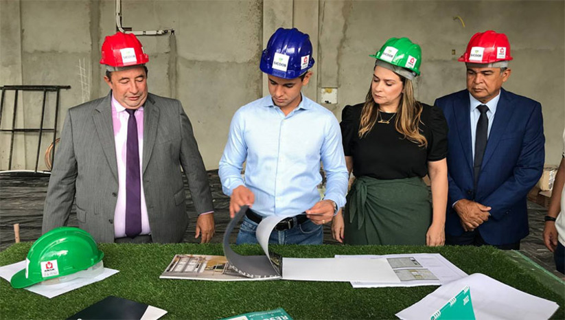 Imagem 1 -  Custódio Arrais recebeu o prefeito de Mossoró nas obras da nova agência que será instalada em Mossoró, a primeira foram de Natal e região metropolitana, marcando o início da interiorização da Sicoob no Rio Grande do Norte. De acordo com o presidente, a estrutura deverá ser entregue com uma grande festa, no mês de junho, marcando os 25 anos da Sicoob e o retorno do Mossoró Cidade Junina. O Prefeito Allyson Bezerra disse que a chegada da agência será uma nova oportunidade para empresários e cooperativas crescerem economicamente no município.
