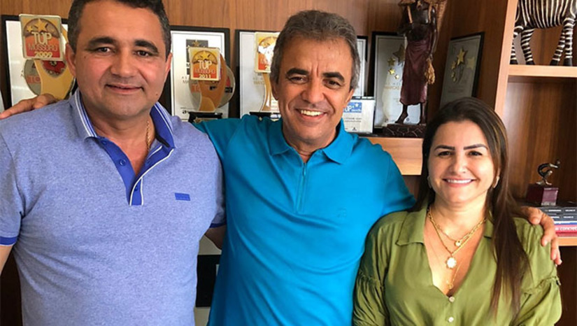 Imagem 1 - Ex-prefeito Naldinho e atual prefeita de Tibau, Lidiane Marques, seguiram os passos do deputado Sousa e da prefeita de Grossos, anunciando apoio a pré-candidatura de deputado estadual de Jorge do Rosário, de Mossoró. Concordam com as pautas que defende, principalmente no que se refere a geração de emprego e renda Imagem 1 - Ex-prefeito Naldinho e atual prefeita de Tibau, Lidiane Marques, seguiram os passos do deputado Sousa e da prefeita de Grossos, anunciando apoio a pré-candidatura de deputado estadual de Jorge do Rosário, de Mossoró. Concordam com as pautas que defende, principalmente no que se refere a geração de emprego e renda