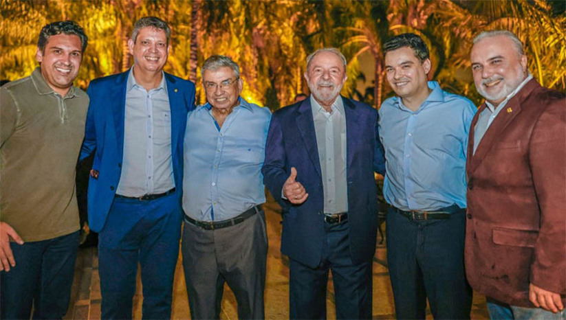 Imagem 1 -  Lula se reúne com lideranças políticas durante jantar em Brasília. Na noite desta segunda-feira (11), ao lado do senador Jean Paul Prates, o ex-presidente e pré-candidato ao cargo na disputa presidencial de 2022, teve a oportunidade de conversar individualmente com cada participante, antes do jantar, e, ao final, houve um momento de falas em que Lula expôs a sua visão da atual situação política do Brasil e de como isso requer uma união em torno dos princípios democráticos, do Estado de Direito e da retomada consistente das política sociais e ambientais.