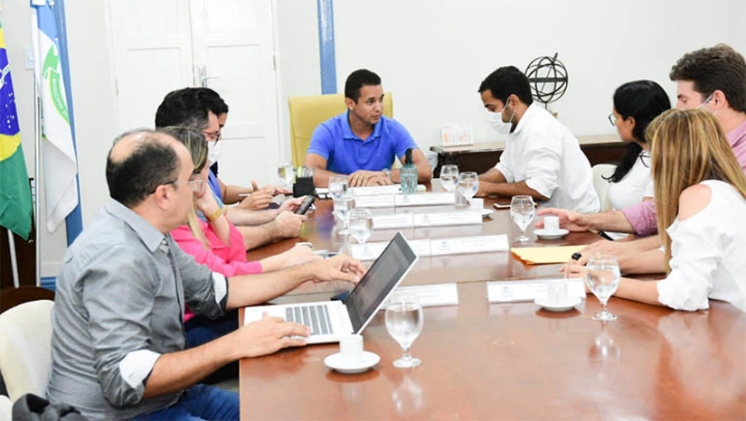 Imagem 1 - Allyson e servidores da saúde realizam nova reunião para discutir melhorias para a categoria. Durante encontro realizado nesta quarta-feira (13), ficou definido a formação de uma comissão para discussão do plano de cargos, carreiras e remuneração dos servidores da saúde. A comissão será formada por membros da Prefeitura e dos servidores. “Temos garantido o diálogo contínuo com os servidores municipais por entendermos a importância que cada servidor tem na gestão pública. Trabalhamos para conquistar ainda mais avanços para os nossos servidores”, afirmou Allyson. Imagem 1 - Allyson e servidores da saúde realizam nova reunião para discutir melhorias para a categoria. Durante encontro realizado nesta quarta-feira (13), ficou definido a formação de uma comissão para discussão do plano de cargos, carreiras e remuneração dos servidores da saúde. A comissão será formada por membros da Prefeitura e dos servidores. “Temos garantido o diálogo contínuo com os servidores municipais por entendermos a importância que cada servidor tem na gestão pública. Trabalhamos para conquistar ainda mais avanços para os nossos servidores”, afirmou Allyson.