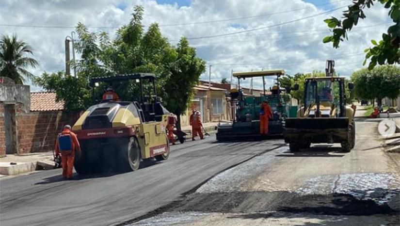 Imagem 1 - O prefeito Dr. Artur Vale visitou a Rua Severino Ramos Vieira e falou da aplicação dos recursos próprios. “São recursos oriundos dos royalties que agora estão sendo aplicados para melhorar a vida da população de Governador Dix-Sept Rosado”, informou o prefeito Dr. Artur Vale. Imagem 1 - O prefeito Dr. Artur Vale visitou a Rua Severino Ramos Vieira e falou da aplicação dos recursos próprios. “São recursos oriundos dos royalties que agora estão sendo aplicados para melhorar a vida da população de Governador Dix-Sept Rosado”, informou o prefeito Dr. Artur Vale.