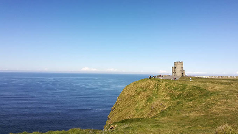    Torre de O'Brien, construída em 1835 no ponto mais alto das Falésias de Moher pelo político irlandês Cornelius O’Brien, terminou se transformando no primeiro investimento turístico da Irlanda (para os ingleses) e atualmente recebe 1,5 milhão de visitantes/ano de todas as partes do mundo. VEJA MAIS!