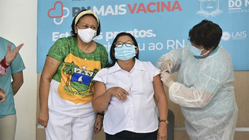 Imagem 1 -  RN atinge a marca de 7 milhões de vacinas aplicadas contra a Covid-19. Até o momento, na totalidade do público-alvo da campanha de imunização contra a doença já foram vacinadas com ao menos uma dose 93% das pessoas, tendo 83% recebido as duas e 46% com a dose de reforço. A marca chega no momento em que a pandemia da Covid-19 arrefece no estado, com os menores índices de contaminação pelo coronavírus, de internações em leitos de UTI e clínicos e de óbitos pela doença.