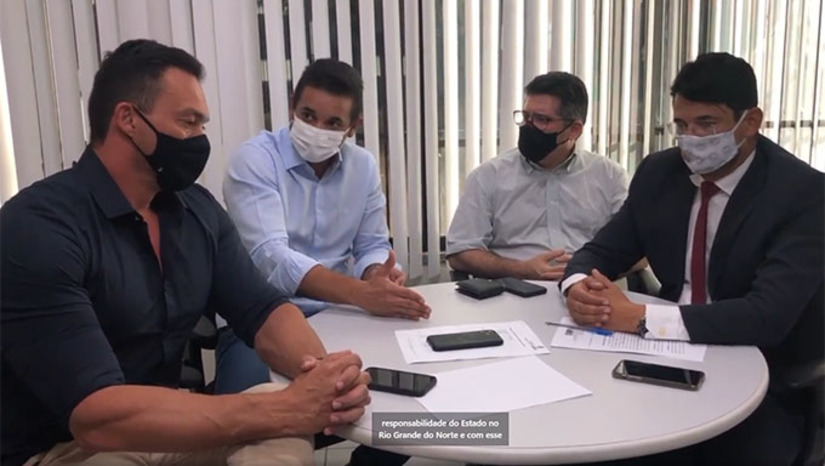 Imagem 1 - O senador Styvenson (esq.) disse que as listas que recebeu não tem a clareza que precisa para fiscalizar a aplicação correta dos recursos. Ele quer lista de nomes que vão fazer o procedimento com os recursos que ele destinou e depois quer a lista de nomes das pessoas que fizeram o procedimento com os recursos que ele destinou. A Secretaria de Saúde de Mossoró, Morgana Dantas, disse que atendeu a todas as questões, em documentos enviados ao MPRN. Imagem 1 - O senador Styvenson (esq.) disse que as listas que recebeu não tem a clareza que precisa para fiscalizar a aplicação correta dos recursos. Ele quer lista de nomes que vão fazer o procedimento com os recursos que ele destinou e depois quer a lista de nomes das pessoas que fizeram o procedimento com os recursos que ele destinou. A Secretaria de Saúde de Mossoró, Morgana Dantas, disse que atendeu a todas as questões, em documentos enviados ao MPRN.