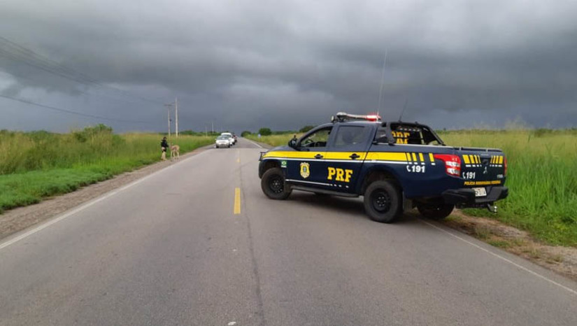 Imagem 1 - PRF vai reforçar segurança nas rodovias durante feriado de Tiradentes. A Operação Tiradentes 2022 iniciará às 00h01min do dia 21 de abril e se estenderá até às 23h59min do dia 24 de abril de 2022. O objetivo é não só garantir a segurança viária, em especial na prevenção e redução da gravidade dos acidentes de trânsito, como também combater a criminalidade nas rodovias federais. Imagem 1 - PRF vai reforçar segurança nas rodovias durante feriado de Tiradentes. A Operação Tiradentes 2022 iniciará às 00h01min do dia 21 de abril e se estenderá até às 23h59min do dia 24 de abril de 2022. O objetivo é não só garantir a segurança viária, em especial na prevenção e redução da gravidade dos acidentes de trânsito, como também combater a criminalidade nas rodovias federais.
