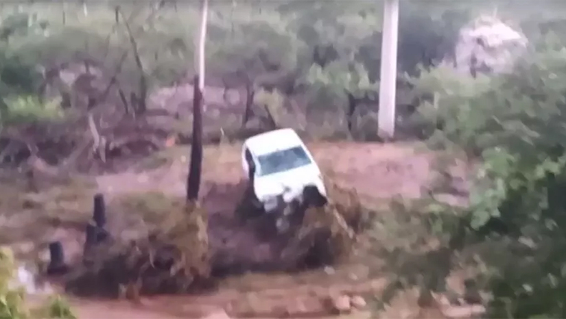 Imagem 1 -  O caso aconteceu na noite desta quarta-feira, 20, próximo ao acesso da BR 304 à cidade de São Rafael na BR-304, na região do Vale do Açu. Além do veículo, a enxurrada destruiu a Adutora Sertão Central. Dentro do veículo estavam cinco pessoas (pai, mãe filho e um casal). Eles seguiam pela rodovia quando o Logan branco foi levado com eles dentro pela enxurrada córrego a baixo por cerca de mil metros, quando ficou preso numa carnaúba. A enxurrada foi causada pelo rompimento de um açude em propriedade privada. Destruiu um trecho da Adutora Sertão Central Cabugi.  As vítimas passam bem, apesar do susto