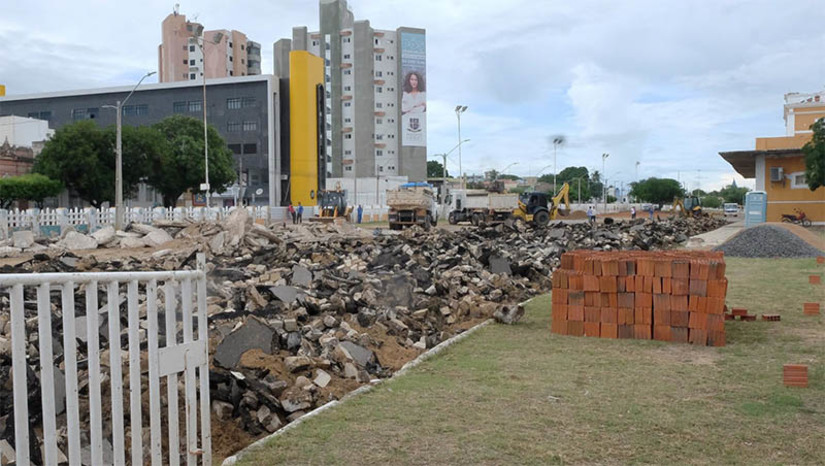Imagem 1 -  Estação das Artes terá novo piso intertravado e pintura no prédio principal. Até o início do Mossoró Cidade Junina, em 4 de junho, o muro que cerca o principal palco do evento também será reformado e serão executados ainda, neste primeiro momento, serviços de drenagem no local. De acordo com o secretário de Infraestrutura, Rodrigo Lima, as obras na Estação das Artes contemplam, em sua totalidade, a manutenção do prédio, das redes hidráulica e elétrica, do sistema de ar-condicionado, revisão do telhado, pintura e acessibilidade, além da drenagem e da instalação do piso intertravado.