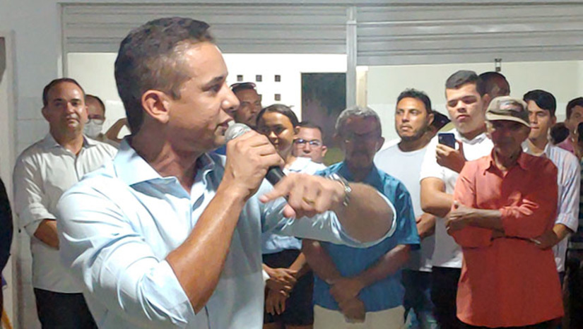 Imagem 1 -  Segundo o prefeito Allyson Bezerra, a Escola Municipal Ricardo Vieira do Couto foi totalmente reformada, paredes rebocadas, madeira e telhado substituído, assim como toda mobília da escola Ele observou também que garantiu transporte escolar para todos os estudantes da comunidade, inclusive os universitários do polo que estudam em Mossoró.