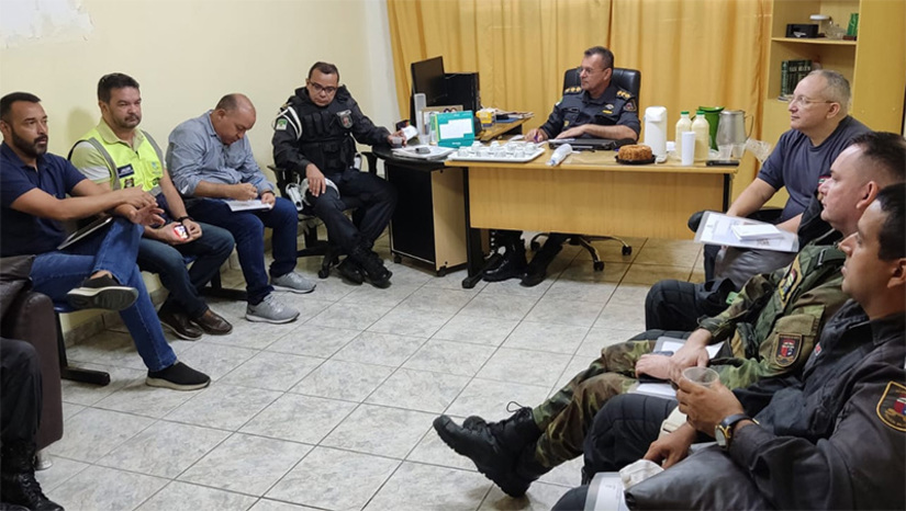 Imagem 1 -  Secretaria conclui reuniões para garantir segurança do MCJ; plano será apresentado em breve. Secretário municipal de Segurança, Cledinilson Morais adiantou que nesta quarta-feira (27) concluiu a etapa de reuniões com as forças de segurança. O secretário explica que durante a manhã traçou estratégias junto ao comando da Polícia Militar no município. “Anteriormente já nos reunimos com a Polícia Rodoviária Federal e com a Polícia Civil e todo o plano está sendo montado com o objetivo de garantir que a população tenha segurança reforçada durante o Cidade Junina”, destacou.