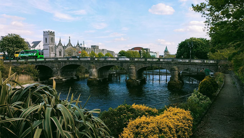   Além da música que tornou o nome Galway conhecida no mundo todo, belos castelos, igrejas e a ponte do açude Salmão também encantam os universitários do mundo todo no Oeste da Irlanda