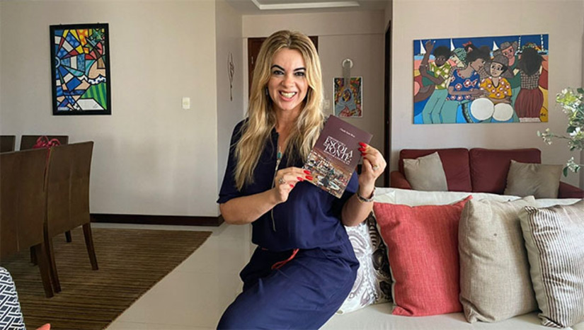 Imagem 1 - A professora Claudia Santa Rosa, que é ex-secretária de Educação do RN, explica que o livro é apropriado para gestores educacionais, técnicos, coordenadores, pesquisadores e professores de unidades de ensino públicas e particulares que acreditam no poder transformador da educação e que investem no trabalho com metodologias que promovem a autonomia do aluno em sala de aula e a vivência da cidadania. “A publicação é uma maneira de partilhar esse conhecimento que acumulei com quantos tenham interesse de transformar ou fortalecer práticas pedagógicas, tendo em vista resultados exitosos”, explica Santa Rosa. Imagem 1 - A professora Claudia Santa Rosa, que é ex-secretária de Educação do RN, explica que o livro é apropriado para gestores educacionais, técnicos, coordenadores, pesquisadores e professores de unidades de ensino públicas e particulares que acreditam no poder transformador da educação e que investem no trabalho com metodologias que promovem a autonomia do aluno em sala de aula e a vivência da cidadania. “A publicação é uma maneira de partilhar esse conhecimento que acumulei com quantos tenham interesse de transformar ou fortalecer práticas pedagógicas, tendo em vista resultados exitosos”, explica Santa Rosa.