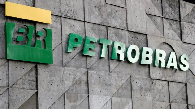 Imagem 1 -  Lucro da Petrobrás cresce 38 vezes no primeiro trimestre de 2022. Os resultados da estatal foram turbinados pela disparada nas cotações do petróleo, acentuada após a invasão da Ucrânia pela Rússia. A receita total, que incluem as vendas de combustíveis no mercado nacional e as exportações de petróleo, somam R$ 141,641 bilhões, 64,4% a mais do que no primeiro trimestre de 2021. A Petrobras também informou que pagou quase 70 milhões em impostos royalties e participações governamentais no primeiro trimestre do ano -  e que pagará 48,5 milhões em dividendos.