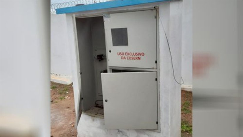 Imagem 1 - A Polícia Civil foi acionada para fazer investigação sobre o crime. A equipe da Caern e os policiais estão trabalhando juntos para descobrir quem provocou o prejuízo à população, danificando o sistema de abastecimento. A Caern disse que já providenciou o material para a recuperação do poço e a previsão é de que seja religado na madrugada deste sábado (7). O prazo de normalização é de até 48h após a reativação. Imagem 1 - A Polícia Civil foi acionada para fazer investigação sobre o crime. A equipe da Caern e os policiais estão trabalhando juntos para descobrir quem provocou o prejuízo à população, danificando o sistema de abastecimento. A Caern disse que já providenciou o material para a recuperação do poço e a previsão é de que seja religado na madrugada deste sábado (7). O prazo de normalização é de até 48h após a reativação.
