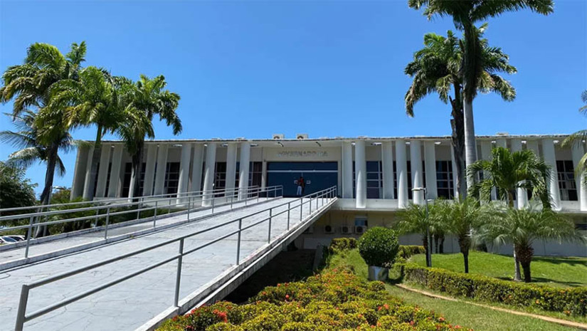 Imagem 1 - Governo do RN adianta pagamento da última folha em atraso do funcionalismo estadual. O pagamento, referente a folha de dezembro de 2018, estava previsto para o dia 31 de maio. No entanto, a SEPLAN depositou, nesta segunda-feira (23), R$ 109,68 milhões no Banco do Brasil, para quitação do débito. O anúncio foi feito pela governadora Fátima Bezerra no final da tarde. "É um dia histórico para nós. Eu disse que não sossegaria um só minuto enquanto não quitasse cada centavo da dívida do Estado com os servidores”, disse a governadora. Imagem 1 - Governo do RN adianta pagamento da última folha em atraso do funcionalismo estadual. O pagamento, referente a folha de dezembro de 2018, estava previsto para o dia 31 de maio. No entanto, a SEPLAN depositou, nesta segunda-feira (23), R$ 109,68 milhões no Banco do Brasil, para quitação do débito. O anúncio foi feito pela governadora Fátima Bezerra no final da tarde. "É um dia histórico para nós. Eu disse que não sossegaria um só minuto enquanto não quitasse cada centavo da dívida do Estado com os servidores”, disse a governadora.