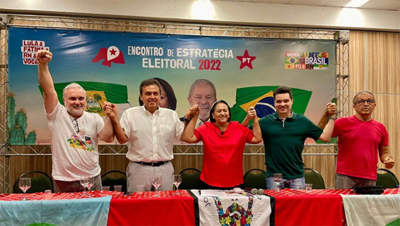 Imagem 1 -  A fala do pré-candidato a senador Carlos Eduardo foi durante evento do PT, em Natal, que confirmou o projeto de reeleição da governadora Fátima Bezerra, tendo o deputado federal Walter Alves como candidato a vice-governador. O ex-prefeito de Natal terá o atual senador Jean Paul Prates como primeiro suplente, foi o que decidiu os 160 delegados do partido no Rio Grande do Norte 