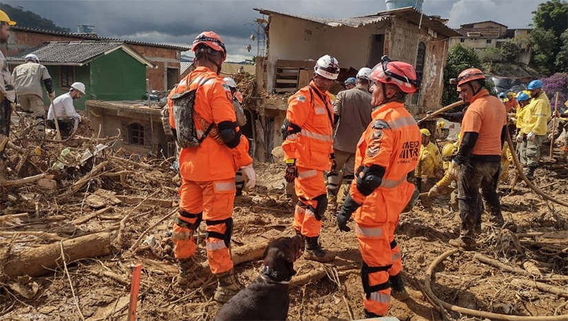 Imagem 1 - Governo do RN envia equipes de segurança para ações de resgate em Pernambuco. As chuvas em Pernambuco deixaram 3.957 pessoas desabrigadas. Há ainda, segundo o governo de Pernambuco, outras 56 pessoas desaparecidas nos municípios do Recife e de Olinda. Neste domingo (29), O governo do Rio Grande do Norte autorizou o envio de forças de segurança pública compostas por cinco bombeiros especializados em buscas e resgates em estruturas colapsadas, e três guarda-vidas mergulhadores, para auxiliar as vítimas de alagamentos e desmoronamentos causados pelas chuvas em Pernambuco. Imagem 1 - Governo do RN envia equipes de segurança para ações de resgate em Pernambuco. As chuvas em Pernambuco deixaram 3.957 pessoas desabrigadas. Há ainda, segundo o governo de Pernambuco, outras 56 pessoas desaparecidas nos municípios do Recife e de Olinda. Neste domingo (29), O governo do Rio Grande do Norte autorizou o envio de forças de segurança pública compostas por cinco bombeiros especializados em buscas e resgates em estruturas colapsadas, e três guarda-vidas mergulhadores, para auxiliar as vítimas de alagamentos e desmoronamentos causados pelas chuvas em Pernambuco.