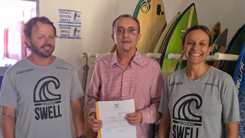 Imagem 1 - O projeto Swell , que já atendeu mais de mil crianças com atividades esportivas e ecológicas, foi criado pelo casal César e Barbara em 2018 e, através do deputado Sousa, a entidade se tornou reconhecida de utilidade pública estadual neste mês de maio de 2022, podendo, de agora em diante, captar recursos do Governo do Estado para ampliar os serviços oferecidos em benefício das crianças em Baia Formosa Imagem 1 - O projeto Swell , que já atendeu mais de mil crianças com atividades esportivas e ecológicas, foi criado pelo casal César e Barbara em 2018 e, através do deputado Sousa, a entidade se tornou reconhecida de utilidade pública estadual neste mês de maio de 2022, podendo, de agora em diante, captar recursos do Governo do Estado para ampliar os serviços oferecidos em benefício das crianças em Baia Formosa