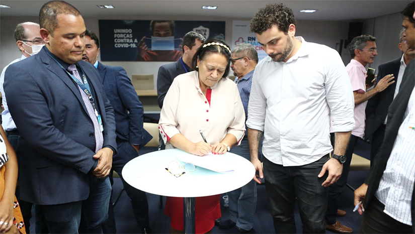 Imagem 1 -  Governo do RN assina contrato para recuperar 100 escolas da rede estadual. O Governo do Estado assinou contrato com a Caixa Econômica Federal (CEF) para prestação de assessoria técnica no diagnóstico do tipo de serviço a ser feito e o custo estimado para as obras de reforma de 100 escolas da rede estadual. O trabalho vai identificar as unidades que comportam apenas manutenção e as que necessitam de algo maior, que é a reforma das instalações.