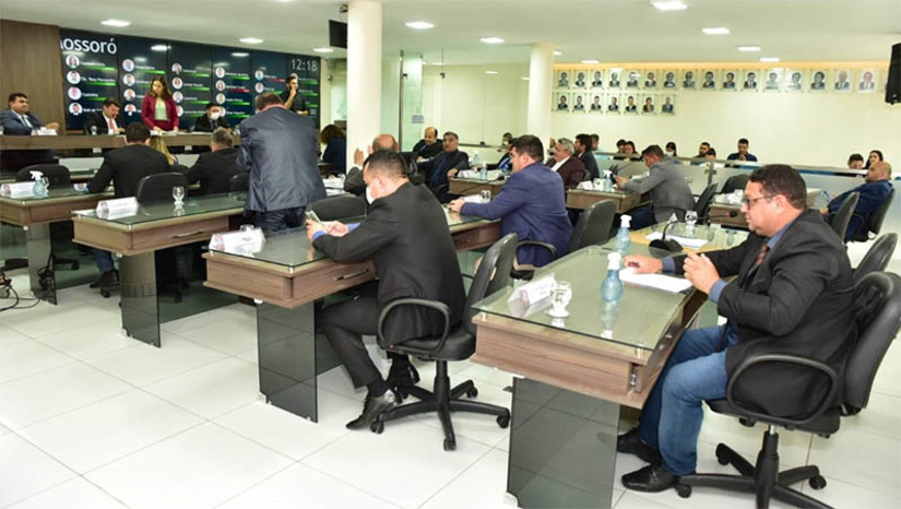 Imagem 1 - CMM aprova redução de ISS para transportes coletivo e escolar, táxi e rede hoteleira . O Projeto de Lei Complementar 6/2022, do Executivo, foi aprovado pelos vereadores nesta quarta-feira (1º). A medida reduz a taxa do Imposto Sobre Serviços para estes setores, de 5% para 2%, durante dois anos. A Câmara ainda aprovou o PLCE 7/2022, que institui regras para aposentadoria por incapacidade permanente na Previdência Municipal. Imagem 1 - CMM aprova redução de ISS para transportes coletivo e escolar, táxi e rede hoteleira . O Projeto de Lei Complementar 6/2022, do Executivo, foi aprovado pelos vereadores nesta quarta-feira (1º). A medida reduz a taxa do Imposto Sobre Serviços para estes setores, de 5% para 2%, durante dois anos. A Câmara ainda aprovou o PLCE 7/2022, que institui regras para aposentadoria por incapacidade permanente na Previdência Municipal.