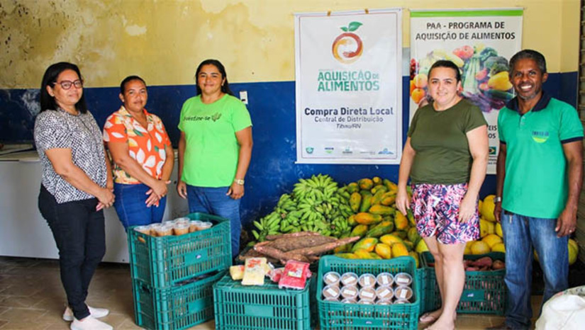Imagem 1 -  A ação beneficiou 9 agricultores do município e um total de 682 alunos de duas escolas do estado, que receberam mamão, melão, banana, batata doce, macaxeira, entre outros alimentos que são produzidos pelos agricultores do município.