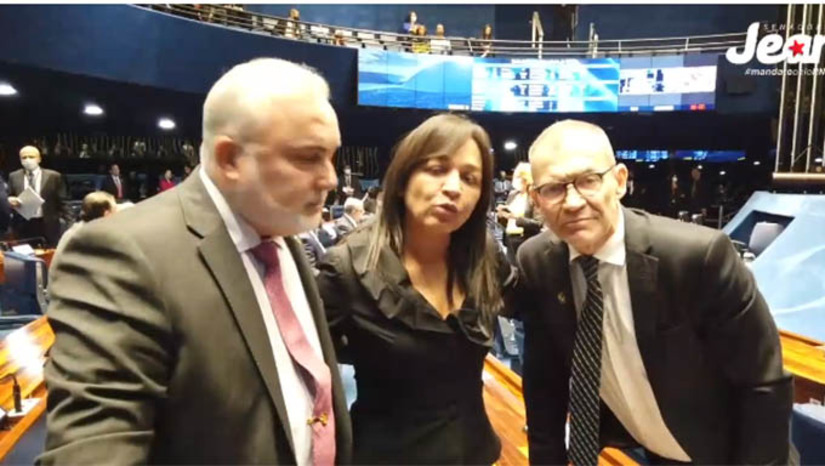 Imagem 1 - No primeiro turno foram 71 votos a favor e nenhum contra. No segundo turno, 72 a favor e nenhum contrário. "O Jean Paul é um grande líder do Congresso Nacional, ele é fundamental para aquele painel ali (71 votos a favor e nenhum contra), quando você abre o painel e tem unanimidade, é fruto do trabalho dos lideres, dos líderes influentes como este meu amigo aqui", diz Eliziane Gama, do Cidadania, do MA, apontando e abraçando o senador Jean Paul Prates, do PT Rio Grande do Norte. Imagem 1 - No primeiro turno foram 71 votos a favor e nenhum contra. No segundo turno, 72 a favor e nenhum contrário. "O Jean Paul é um grande líder do Congresso Nacional, ele é fundamental para aquele painel ali (71 votos a favor e nenhum contra), quando você abre o painel e tem unanimidade, é fruto do trabalho dos lideres, dos líderes influentes como este meu amigo aqui", diz Eliziane Gama, do Cidadania, do MA, apontando e abraçando o senador Jean Paul Prates, do PT Rio Grande do Norte.