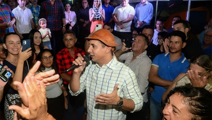 Imagem 1 - O prefeito Allyson Bezerra, acompanhado de secretários e vereadores entregou no início da noite desta quinta-feira, 2, as obras de restauração da Praça de Convivência, do Memorial da Resistência e da primeira parte das obras no Teatro Municipal, antes do início do MCJ 2022, como havia assumido o compromisso quando iniciou as obras Imagem 1 - O prefeito Allyson Bezerra, acompanhado de secretários e vereadores entregou no início da noite desta quinta-feira, 2, as obras de restauração da Praça de Convivência, do Memorial da Resistência e da primeira parte das obras no Teatro Municipal, antes do início do MCJ 2022, como havia assumido o compromisso quando iniciou as obras