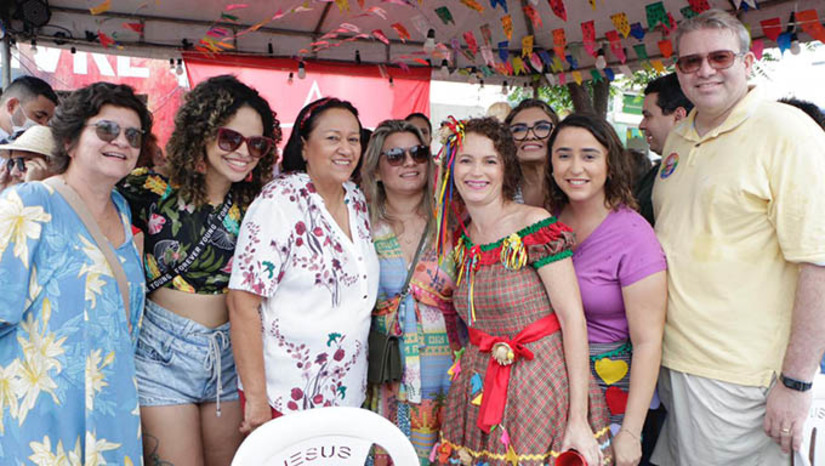 Imagem 1 - Maior destino turístico do Estado no período de São João, Mossoró deu início aos festejos juninos neste sábado (4), pontualmente ao meio-dia, com milhares de pessoas no Corredor Cultural na avenida Rio Branco. De volta ao formato presencial, o “Pingo da Mei Dia” era um dos momentos mais aguardados do "Mossoró Cidade Junina" 2022, e contou com a presença da governadora Fátima Bezerra. Imagem 1 - Maior destino turístico do Estado no período de São João, Mossoró deu início aos festejos juninos neste sábado (4), pontualmente ao meio-dia, com milhares de pessoas no Corredor Cultural na avenida Rio Branco. De volta ao formato presencial, o “Pingo da Mei Dia” era um dos momentos mais aguardados do "Mossoró Cidade Junina" 2022, e contou com a presença da governadora Fátima Bezerra.