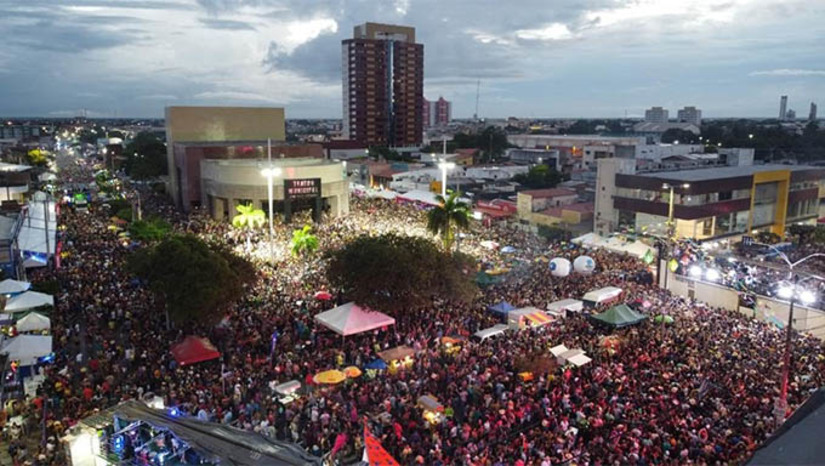 Imagem 1 - Com estimativa de público superior a 200 mil pessoas, o Pingo da Mei Dia, abrindo o MCJ 2022, “é o maior pingo da história”, comemora o prefeito Allyson Bezerra, após analisar o público presente ao corredor cultural na Avenida Rio Branco, no Centro de Mossoró-RN. Imagem 1 - Com estimativa de público superior a 200 mil pessoas, o Pingo da Mei Dia, abrindo o MCJ 2022, “é o maior pingo da história”, comemora o prefeito Allyson Bezerra, após analisar o público presente ao corredor cultural na Avenida Rio Branco, no Centro de Mossoró-RN.