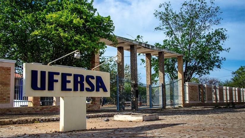 Imagem 1 - Ufersa publica edital com 6 vagas para professor efetivo; salários de até R$10 mil. São cinco vagas para o Campus Angicos e uma vaga para o Campus Sede, em Mossoró, conforme os perfis dos candidatos e os regimes de trabalho estabelecidos. Os salários variam entre R$ 2.917,95 e R$ 10.076,18. Entre as áreas de atuação esperadas pelo candidato, estão Licenciatura em Matemática, Engenharia de Produção e Licenciatura em Pedagogia. As inscrições começam no dia 15 de junho e vão até 11 de julho na página da Comissão Permanente de processo Seletivo (CPPS) no Portal Ufersa. Imagem 1 - Ufersa publica edital com 6 vagas para professor efetivo; salários de até R$10 mil. São cinco vagas para o Campus Angicos e uma vaga para o Campus Sede, em Mossoró, conforme os perfis dos candidatos e os regimes de trabalho estabelecidos. Os salários variam entre R$ 2.917,95 e R$ 10.076,18. Entre as áreas de atuação esperadas pelo candidato, estão Licenciatura em Matemática, Engenharia de Produção e Licenciatura em Pedagogia. As inscrições começam no dia 15 de junho e vão até 11 de julho na página da Comissão Permanente de processo Seletivo (CPPS) no Portal Ufersa.