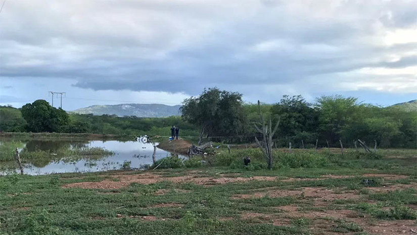 Imagem 1 -  A aeronave se chocou com uma rede elétrica de alta tensão. O acidente aconteceu na noite deste domingo (5), na zona rural do município, e deixou três pessoas mortas: o piloto Juberson Coelho Coimbra, de 65 anos, o Inspetor de Linha, Robson Deusdette de Melo Araújo, de 35 anos, e o também Inspetor de Linha, Francisco Wilson da Silva, de 52 anos.