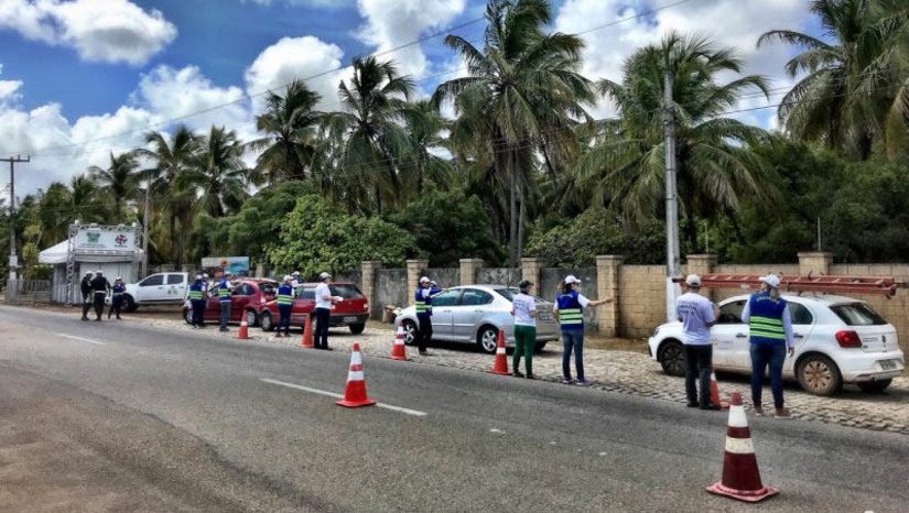 Imagem 1 - Licenciamento de veículos do RN com placas finais 9 e 0 deve ser pago na quinta (9) e sexta (10). O Departamento Estadual de Trânsito do RN (Detran) aponta que 291 mil veículos estão enquadrados nessa categoria. A taxa é obrigatória para que o Certificado de Registro de Licenciamento de Veículo (CRLV) seja emitido, pois sem o CRLV atualizado, o automóvel tem sua circulação restringida. A taxa corresponde ao valor de R$ 90,00 e há 4 anos não sofre reajuste. Imagem 1 - Licenciamento de veículos do RN com placas finais 9 e 0 deve ser pago na quinta (9) e sexta (10). O Departamento Estadual de Trânsito do RN (Detran) aponta que 291 mil veículos estão enquadrados nessa categoria. A taxa é obrigatória para que o Certificado de Registro de Licenciamento de Veículo (CRLV) seja emitido, pois sem o CRLV atualizado, o automóvel tem sua circulação restringida. A taxa corresponde ao valor de R$ 90,00 e há 4 anos não sofre reajuste.