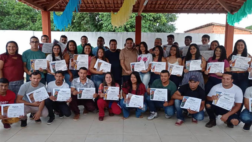 Imagem 1 - Dentre os cursos, estão os de NR 33 e NR 35, que agregam de forma positiva aos currículos dos jovens do município de Serra do Mel. “Esses cursos profissionalizantes estão capacitando os jovens no mercado de trabalho, principalmente na área éolica e solar que vem crescendo bastante em nosso município e nós somos temos a agradecer essa parceria”, disse o prefeito Bibiano. Imagem 1 - Dentre os cursos, estão os de NR 33 e NR 35, que agregam de forma positiva aos currículos dos jovens do município de Serra do Mel. “Esses cursos profissionalizantes estão capacitando os jovens no mercado de trabalho, principalmente na área éolica e solar que vem crescendo bastante em nosso município e nós somos temos a agradecer essa parceria”, disse o prefeito Bibiano.