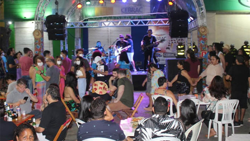 Imagem 1 - No palco 1, o cantor Gabriel Lima trouxe o melhor do pop rock nacional e agradou em cheio o público presente no espaço localizado ao lado da Igreja de São Vicente. O repertório do músico mossoroense foi de Raul Seixas a Mamonas Assassinas passando por sucessos de Barão Vermelho, Legião Urbana, entre outros. Neste sábado, a festa continua! Imagem 1 - No palco 1, o cantor Gabriel Lima trouxe o melhor do pop rock nacional e agradou em cheio o público presente no espaço localizado ao lado da Igreja de São Vicente. O repertório do músico mossoroense foi de Raul Seixas a Mamonas Assassinas passando por sucessos de Barão Vermelho, Legião Urbana, entre outros. Neste sábado, a festa continua!