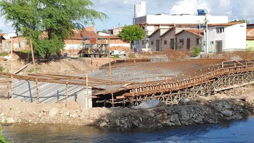 Imagem 1 -  A Construtora Vipetro, responsável pela obra, em Nota (abaixo), informou que ocorreu uma deformação no tabuleiro da ponte, mas que vai corrigir o problema e entregar a obra concluída no prazo prometido aos moradores pelo prefeito Allyson Bezerra, ou seja, em setembro próximo.
