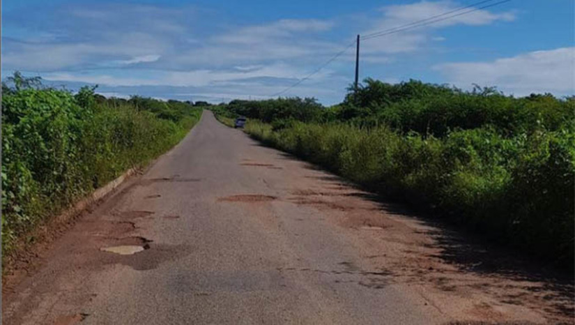 Imagem 1 -  Está perigoso transitar pela BR 304, trecho Mossoró/Assu, pela BR 405 no trecho Mossoró/divisa com a Paraíba, pela RN 015, no trecho Mossoró/Baraúna, na RN 011, que liga a BR 110 a Serra do Mel, também está cheia de buracos, assim como a BR 110, no trecho entre Mossoró e Campo Grande; Outra rodovia perigosa, por não ter acostamento e em alguns pontos buracos é a RN 117, que liga Mossoró ao Médio Oeste do RN; Nestes trechos, as autoridades recomendam cautela aos motoristas e cuidados dobrados aos motociclistas