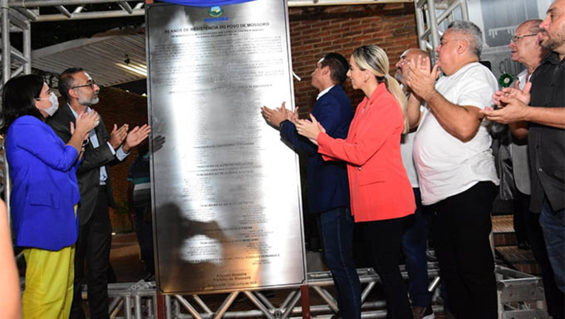 Imagem 1 - “Na cidade existiu aqueles que se juntaram ao prefeito e escreveram seus nomes na história. Então, 95 anos depois vamos descerrar uma placa em homenagem a cada nome, alguns que até hoje têm bisnetos na cidade de Mossoró. Vamos também fazer uma homenagem ao prefeito Rodolfo Fernandes, onde hoje vamos sancionar uma lei que cria a medalha 'Prefeito Rodolfo Fernandes', que será a maior honraria concedida a um mossoroense uma vez por ano, no período do “'Mossoró Cidade Junina'”, concluiu o prefeito Allyson Bezerra. Imagem 1 - “Na cidade existiu aqueles que se juntaram ao prefeito e escreveram seus nomes na história. Então, 95 anos depois vamos descerrar uma placa em homenagem a cada nome, alguns que até hoje têm bisnetos na cidade de Mossoró. Vamos também fazer uma homenagem ao prefeito Rodolfo Fernandes, onde hoje vamos sancionar uma lei que cria a medalha 'Prefeito Rodolfo Fernandes', que será a maior honraria concedida a um mossoroense uma vez por ano, no período do “'Mossoró Cidade Junina'”, concluiu o prefeito Allyson Bezerra.