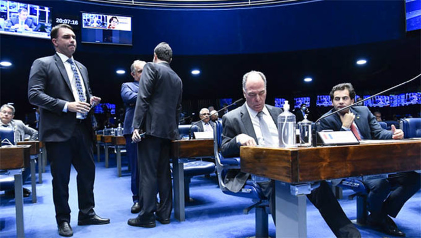 Imagem 1 - Com o projeto, o Governo Federal espera reduzir em até 2 reais no preço dos combustíveis. O senador Jean Paul Prates protestou: dizendo que esta redução será anulada logo na próxima vez que a Petrobras aumentar os preços dos combustíveis. A senadora Zenaide Maia, do RN, fez um forte apelo (veja video) para pelo menos não prejudicar o novo Fundeb no País Imagem 1 - Com o projeto, o Governo Federal espera reduzir em até 2 reais no preço dos combustíveis. O senador Jean Paul Prates protestou: dizendo que esta redução será anulada logo na próxima vez que a Petrobras aumentar os preços dos combustíveis. A senadora Zenaide Maia, do RN, fez um forte apelo (veja video) para pelo menos não prejudicar o novo Fundeb no País