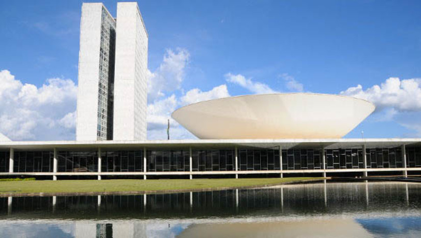 Imagem 1 -  [COLUNA ESPLANADA] Os casos de Covid dispararam na Câmara dos Deputados nos últimos dois meses. Levantamento obtido pela Coluna via Lei de Acesso à Informação (LAI) mostra que “foram registrados pelo Departamento Médico (Demed) 20 casos em abril e 166 casos em maio de 2022”. Os dados de junho não foram informados. Apesar do recrudescimento da pandemia, a Câmara mantém a rotina normal, com reuniões de comissões, votações em plenário e sem obrigatoriedade de uso de máscaras.