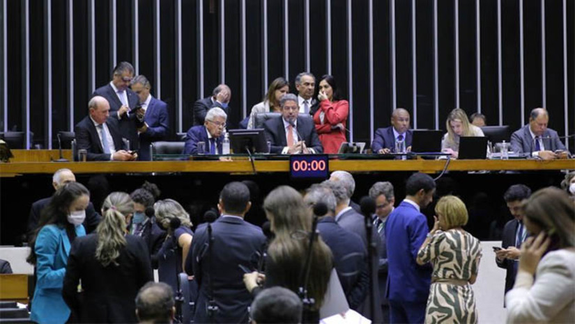 Imagem 1 - Principal batalha dos deputados de oposição é no sentido de reduzir o prejuízo na saúde e principalmente na Educação. O deputado Rogério Correia (PT-MG) calcula que a proposta vai gerar uma renúncia fiscal de R$ 92 bilhões de ICMS e R$ 34 bilhões de impostos federais. "É um projeto de improviso, guiado pelo desespero do presidente da República, com uma dose muito grande de demagogia", criticou. Imagem 1 - Principal batalha dos deputados de oposição é no sentido de reduzir o prejuízo na saúde e principalmente na Educação. O deputado Rogério Correia (PT-MG) calcula que a proposta vai gerar uma renúncia fiscal de R$ 92 bilhões de ICMS e R$ 34 bilhões de impostos federais. "É um projeto de improviso, guiado pelo desespero do presidente da República, com uma dose muito grande de demagogia", criticou.