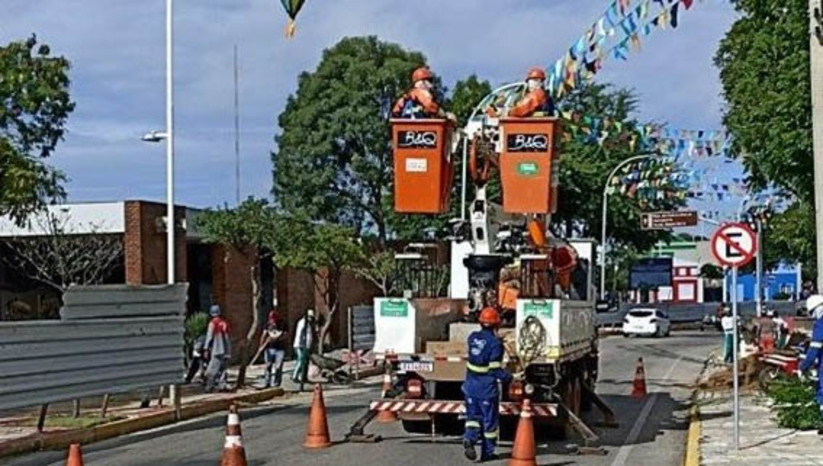 Imagem 1 -  Cosern realiza modernização da rede elétrica do “Corredor Cultural”, em Mossoró. Ao todo, foram modernizados seis quilômetros de redes elétricas de baixa e média tensão na Av. Rio Branco e adjacências. Ao longo do percurso por onde desfilam trios elétricos na abertura e no encerramento das festividades juninas, a distribuidora também realizou podas preventivas e instalou novas bandeirolas de sinalização na rede elétrica para alertar os veículos sobre a altura dos fios e cabos.