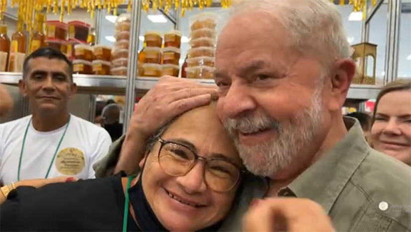 Imagem 1 -  Lula abraça doceira do assentamento Paulo Freire, de Mossoró, no Stand do RN na 1a Feira Nordestina da Agricultura Familiar, em Natal