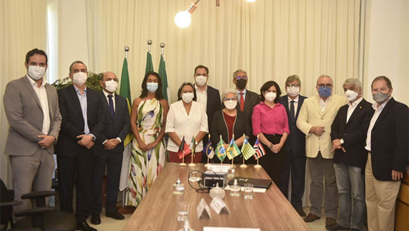 Imagem 1 -  "Os governadores e governadoras do Nordeste, reunidos em Natal, por ocasião da realização da 1ª Feira Nordestina de Agricultura Familiar e Economia Solidária, denunciam o grave risco ao arranjo federativo brasileiro e à consecução das políticas públicas por parte dos governos estaduais gerado pela proposta do PLC 18/2022 que fixa a alíquota de ICMS sobre combustíveis, telecomunicações, energia em 17%", diz um trecho da "Carta de Natal", divulgada ao final do encontro. 