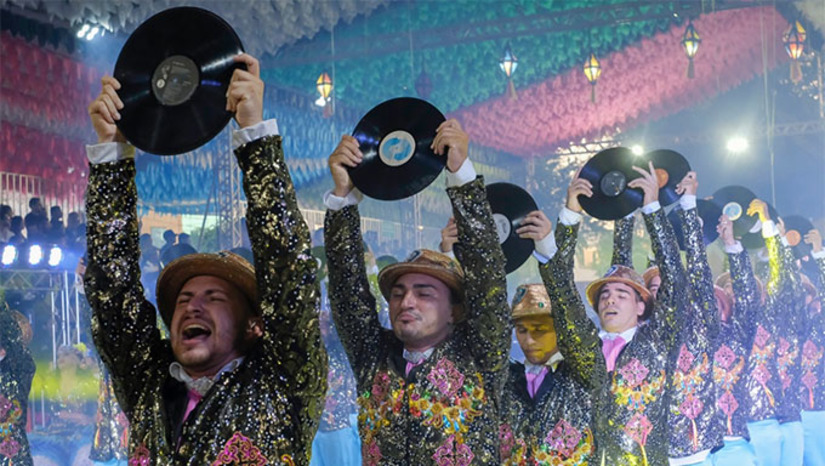 Imagem 1 -  Nove quadrilhas, sendo seis na categoria Tradicional e três da Estilizada, disputaram o título deste ano, com distribuição de troféus e premiação total em dinheiro de R$ 33,5 mil.  Após 11 horas de uma disputa equilibrada, onde os campeões só foram conhecidos ao amanhecer do domingo (19), Zé Matuto, na categoria Tradicional Adulto, e Lume da Fogueira, na Estilizada Adulto, comemoram o título em suas respectivas categorias. Uma explosão de alegria nas arquibancadas, com torcidas que cantaram e se encantaram com tamanha energia de cada brincante.