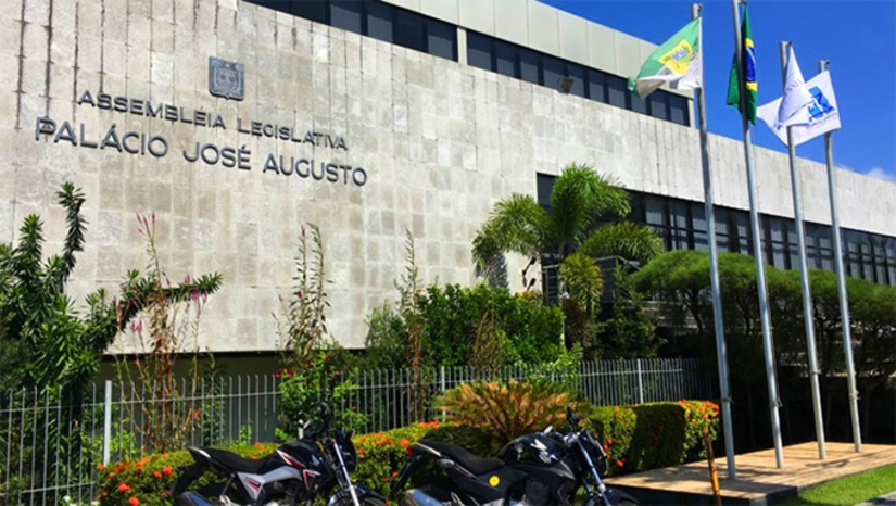 Imagem 1 - As inscrições para o concurso público da Assembleia Legislativa do Rio Grande do Norte (ALRN) têm início às 9h desta quinta-feira (23). O certame vai selecionar 47 profissionais para os cargos de Analista Legislativo e Técnico Legislativo e os salários podem chegar a R$ 8,3 mil mais benefícios. As provas serão aplicadas no dia 25 de setembro nos municípios de Natal, Mossoró, Caicó e Pau dos Ferros. Pela manhã, prestam o concurso os candidatos para Técnico Legislativo, e a tarde, será a prova para o cargo de Analista Legislativo. Imagem 1 - As inscrições para o concurso público da Assembleia Legislativa do Rio Grande do Norte (ALRN) têm início às 9h desta quinta-feira (23). O certame vai selecionar 47 profissionais para os cargos de Analista Legislativo e Técnico Legislativo e os salários podem chegar a R$ 8,3 mil mais benefícios. As provas serão aplicadas no dia 25 de setembro nos municípios de Natal, Mossoró, Caicó e Pau dos Ferros. Pela manhã, prestam o concurso os candidatos para Técnico Legislativo, e a tarde, será a prova para o cargo de Analista Legislativo.